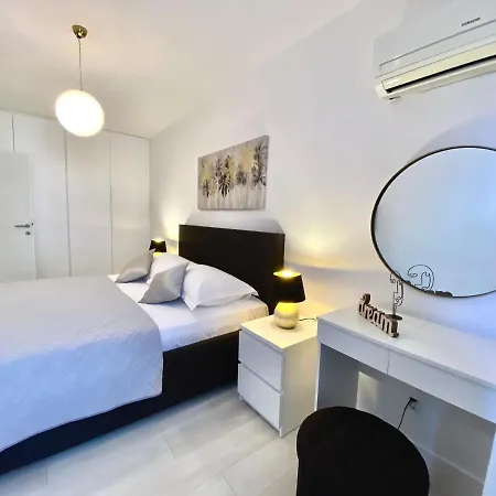 Апартаменти Town Centre Surprise *